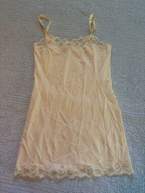 Vintage Sheer Lace-Trim Chemise in Pale Yellow